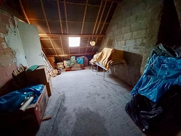 Sally HICKEY vous propose en Exclusivité à PEAULE 56130, au coeur d'un bourg breton pittoresque et proche de tous commerces à pied, cette maison  T4  ( 3 chambres - possible 4 )  et son grand jardin clos.  Au prix de 205 000 euros, HAI