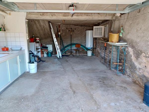 Sally HICKEY vous propose en Exclusivité à PEAULE 56130, au coeur d'un bourg breton pittoresque et proche de tous commerces à pied, cette maison  T4  ( 3 chambres - possible 4 )  et son grand jardin clos.  Au prix de 205 000 euros, HAI
