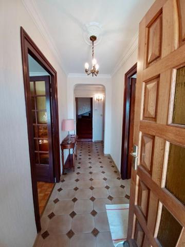 Sally HICKEY vous propose en Exclusivité à PEAULE 56130, au coeur d'un bourg breton pittoresque et proche de tous commerces à pied, cette maison  T4  ( 3 chambres - possible 4 )  et son grand jardin clos.  Au prix de 205 000 euros, HAI