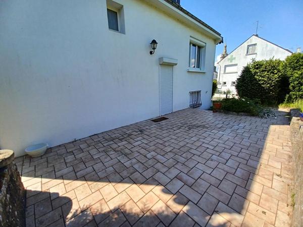 Sally HICKEY vous propose en Exclusivité à PEAULE 56130, au coeur d'un bourg breton pittoresque et proche de tous commerces à pied, cette maison  T4  ( 3 chambres - possible 4 )  et son grand jardin clos.  Au prix de 205 000 euros, HAI