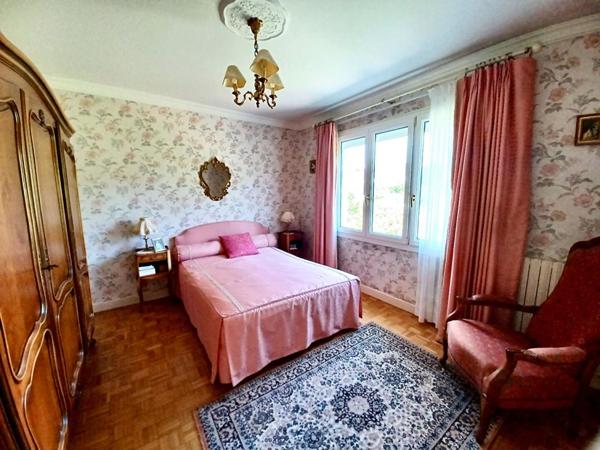 Sally HICKEY vous propose en Exclusivité à PEAULE 56130, au coeur d'un bourg breton pittoresque et proche de tous commerces à pied, cette maison  T4  ( 3 chambres - possible 4 )  et son grand jardin clos.  Au prix de 205 000 euros, HAI