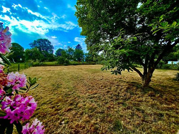 Sally HICKEY vous propose en Exclusivité à PEAULE 56130, au coeur d'un bourg breton pittoresque et proche de tous commerces à pied, cette maison  T4  ( 3 chambres - possible 4 )  et son grand jardin clos.  Au prix de 205 000 euros, HAI