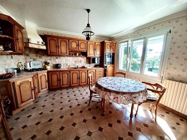 Sally HICKEY vous propose en Exclusivité à PEAULE 56130, au coeur d'un bourg breton pittoresque et proche de tous commerces à pied, cette maison  T4  ( 3 chambres - possible 4 )  et son grand jardin clos.  Au prix de 205 000 euros, HAI