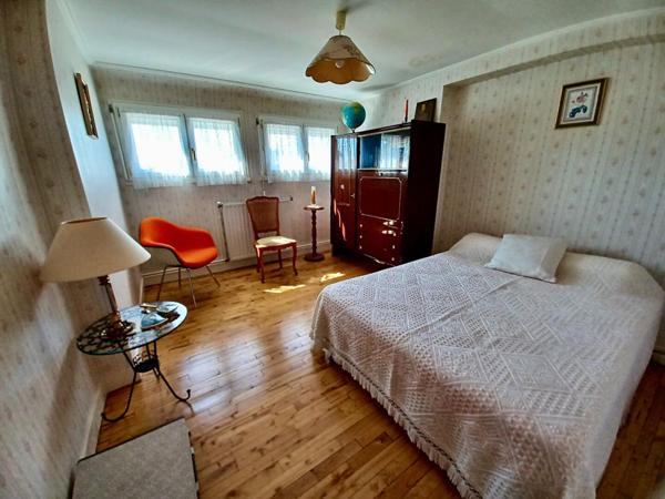 Sally HICKEY vous propose en Exclusivité à PEAULE 56130, au coeur d'un bourg breton pittoresque et proche de tous commerces à pied, cette maison  T4  ( 3 chambres - possible 4 )  et son grand jardin clos.  Au prix de 205 000 euros, HAI