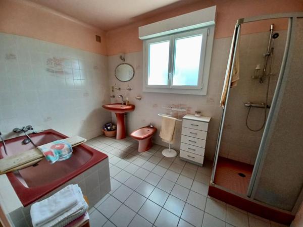 Sally HICKEY vous propose en Exclusivité à PEAULE 56130, au coeur d'un bourg breton pittoresque et proche de tous commerces à pied, cette maison  T4  ( 3 chambres - possible 4 )  et son grand jardin clos.  Au prix de 205 000 euros, HAI