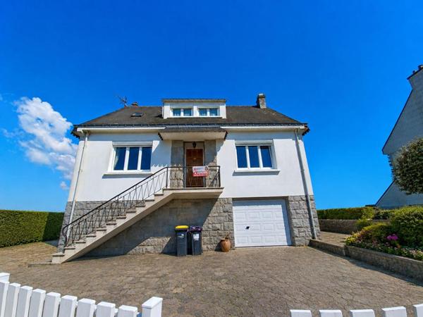 Sally HICKEY vous propose en Exclusivité à PEAULE 56130, au coeur d'un bourg breton pittoresque et proche de tous commerces à pied, cette maison  T4  ( 3 chambres - possible 4 )  et son grand jardin clos.  Au prix de 205 000 euros, HAI