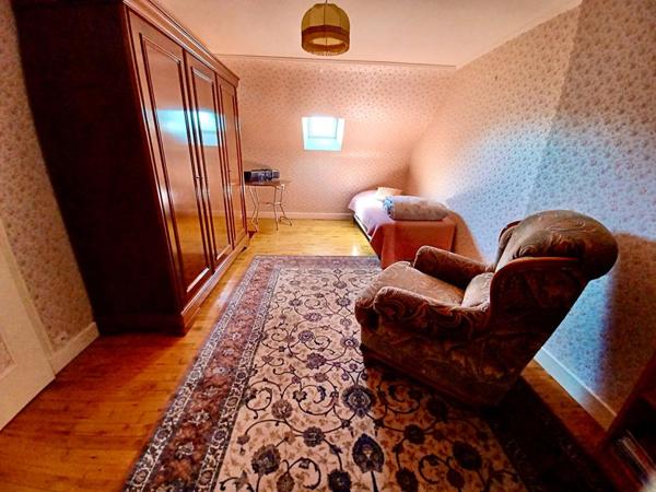Sally HICKEY vous propose en Exclusivité à PEAULE 56130, au coeur d'un bourg breton pittoresque et proche de tous commerces à pied, cette maison  T4  ( 3 chambres - possible 4 )  et son grand jardin clos.  Au prix de 205 000 euros, HAI
