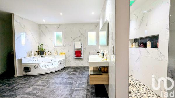 Maison 7 pièces de 225 m² à Velleron (84740)