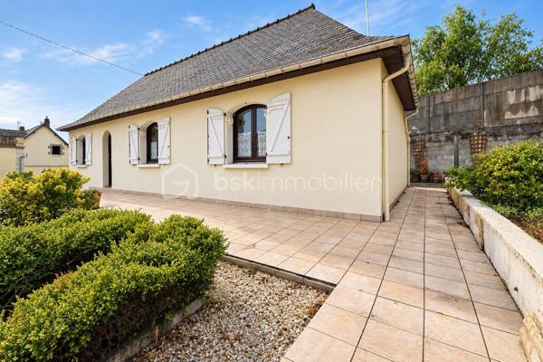 Construite en 1985 et toujours soigneusement entretenue, cette maison de plain-pied est implantée sur un terrain de 454 m².

L'entrée ouvre sur un couloir qui dessert, à droite, une grande pièce de vie d'environ 37 m² sur carrelage, lumineuse et ouverte sur la terrasse. À gauche se trouvent une salle à manger de plus de 15 m² et une cuisine aménagée. La maison comprend également une chambre d'environ 15 m² sur parquet, une salle de bain, un WC séparé et une buanderie-chaufferie.

Une pièce de stockage non chauffée et un accès au vide sanitaire, qui peut servir de rangement, complètent les volumes. L'ensemble offre environ 95m² de potentiel.

La maison bénéficie du double vitrage, de volets battants motorisés, d'une porte de garage sectionnelle motorisée et d'une isolation des combles refaite. Le chauffage est assuré par une chaudière fioul entretenue.

À l'extérieur, vous profiterez de terrasses, d'un jardin arboré et d'un garage sur dalle béton pouvant accueillir deux véhicules.

L'intérieur est à rafraîchir selon vos goûts. C'est une belle opportunité pour une première acquisition, un projet de plain-pied ou un investissement.