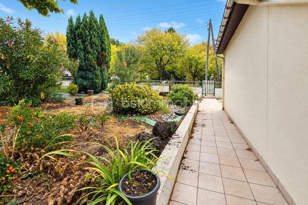 Construite en 1985 et toujours soigneusement entretenue, cette maison de plain-pied est implantée sur un terrain de 454 m².

L'entrée ouvre sur un couloir qui dessert, à droite, une grande pièce de vie d'environ 37 m² sur carrelage, lumineuse et ouverte sur la terrasse. À gauche se trouvent une salle à manger de plus de 15 m² et une cuisine aménagée. La maison comprend également une chambre d'environ 15 m² sur parquet, une salle de bain, un WC séparé et une buanderie-chaufferie.

Une pièce de stockage non chauffée et un accès au vide sanitaire, qui peut servir de rangement, complètent les volumes. L'ensemble offre environ 95m² de potentiel.

La maison bénéficie du double vitrage, de volets battants motorisés, d'une porte de garage sectionnelle motorisée et d'une isolation des combles refaite. Le chauffage est assuré par une chaudière fioul entretenue.

À l'extérieur, vous profiterez de terrasses, d'un jardin arboré et d'un garage sur dalle béton pouvant accueillir deux véhicules.

L'intérieur est à rafraîchir selon vos goûts. C'est une belle opportunité pour une première acquisition, un projet de plain-pied ou un investissement.