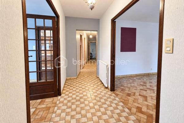 Construite en 1985 et toujours soigneusement entretenue, cette maison de plain-pied est implantée sur un terrain de 454 m².

L'entrée ouvre sur un couloir qui dessert, à droite, une grande pièce de vie d'environ 37 m² sur carrelage, lumineuse et ouverte sur la terrasse. À gauche se trouvent une salle à manger de plus de 15 m² et une cuisine aménagée. La maison comprend également une chambre d'environ 15 m² sur parquet, une salle de bain, un WC séparé et une buanderie-chaufferie.

Une pièce de stockage non chauffée et un accès au vide sanitaire, qui peut servir de rangement, complètent les volumes. L'ensemble offre environ 95m² de potentiel.

La maison bénéficie du double vitrage, de volets battants motorisés, d'une porte de garage sectionnelle motorisée et d'une isolation des combles refaite. Le chauffage est assuré par une chaudière fioul entretenue.

À l'extérieur, vous profiterez de terrasses, d'un jardin arboré et d'un garage sur dalle béton pouvant accueillir deux véhicules.

L'intérieur est à rafraîchir selon vos goûts. C'est une belle opportunité pour une première acquisition, un projet de plain-pied ou un investissement.