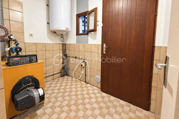 Construite en 1985 et toujours soigneusement entretenue, cette maison de plain-pied est implantée sur un terrain de 454 m².

L'entrée ouvre sur un couloir qui dessert, à droite, une grande pièce de vie d'environ 37 m² sur carrelage, lumineuse et ouverte sur la terrasse. À gauche se trouvent une salle à manger de plus de 15 m² et une cuisine aménagée. La maison comprend également une chambre d'environ 15 m² sur parquet, une salle de bain, un WC séparé et une buanderie-chaufferie.

Une pièce de stockage non chauffée et un accès au vide sanitaire, qui peut servir de rangement, complètent les volumes. L'ensemble offre environ 95m² de potentiel.

La maison bénéficie du double vitrage, de volets battants motorisés, d'une porte de garage sectionnelle motorisée et d'une isolation des combles refaite. Le chauffage est assuré par une chaudière fioul entretenue.

À l'extérieur, vous profiterez de terrasses, d'un jardin arboré et d'un garage sur dalle béton pouvant accueillir deux véhicules.

L'intérieur est à rafraîchir selon vos goûts. C'est une belle opportunité pour une première acquisition, un projet de plain-pied ou un investissement.