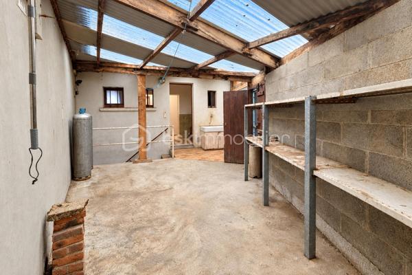 Construite en 1985 et toujours soigneusement entretenue, cette maison de plain-pied est implantée sur un terrain de 454 m².

L'entrée ouvre sur un couloir qui dessert, à droite, une grande pièce de vie d'environ 37 m² sur carrelage, lumineuse et ouverte sur la terrasse. À gauche se trouvent une salle à manger de plus de 15 m² et une cuisine aménagée. La maison comprend également une chambre d'environ 15 m² sur parquet, une salle de bain, un WC séparé et une buanderie-chaufferie.

Une pièce de stockage non chauffée et un accès au vide sanitaire, qui peut servir de rangement, complètent les volumes. L'ensemble offre environ 95m² de potentiel.

La maison bénéficie du double vitrage, de volets battants motorisés, d'une porte de garage sectionnelle motorisée et d'une isolation des combles refaite. Le chauffage est assuré par une chaudière fioul entretenue.

À l'extérieur, vous profiterez de terrasses, d'un jardin arboré et d'un garage sur dalle béton pouvant accueillir deux véhicules.

L'intérieur est à rafraîchir selon vos goûts. C'est une belle opportunité pour une première acquisition, un projet de plain-pied ou un investissement.