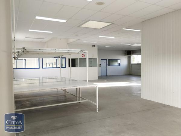 Local industriel à vendre 878m²