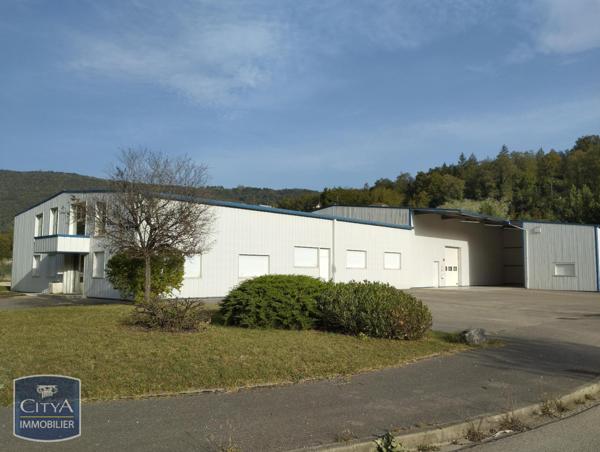 Local industriel à vendre 878m²
