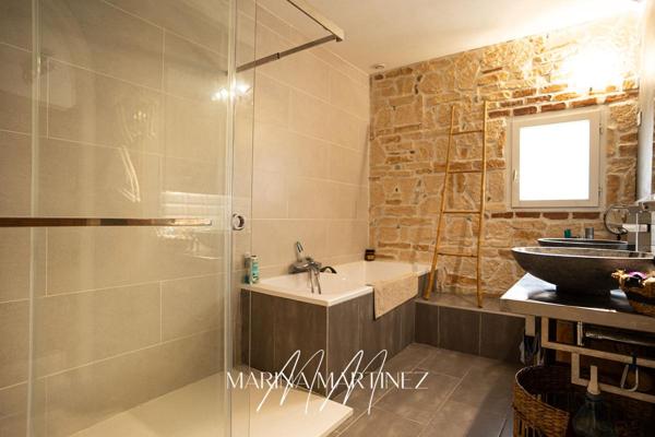 Et si votre projet était de vivre au coeur d'un village, à 5 minutes de Carcassonne, dans une bâtisse de caractère aux volumes insoupçonnés ?