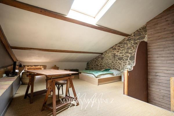 Et si votre projet était de vivre au coeur d'un village, à 5 minutes de Carcassonne, dans une bâtisse de caractère aux volumes insoupçonnés ?