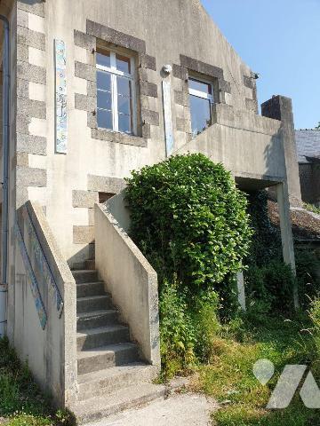 Un ensemble immobilier (ancienne école privée) composé comme suit :
-	Un premier bâtiment en p...