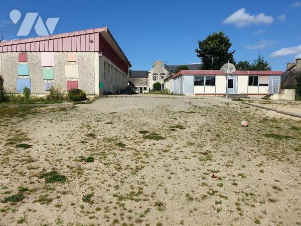 Un ensemble immobilier (ancienne école privée) composé comme suit :
-	Un premier bâtiment en p...