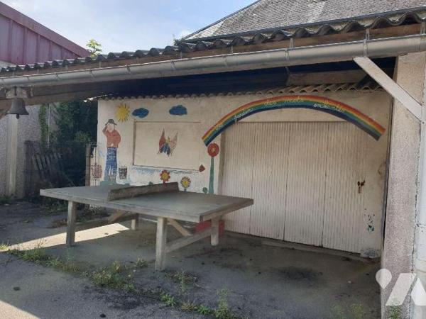 Un ensemble immobilier (ancienne école privée) composé comme suit :
-	Un premier bâtiment en p...