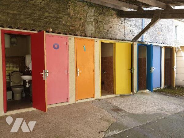 Un ensemble immobilier (ancienne école privée) composé comme suit :
-	Un premier bâtiment en p...