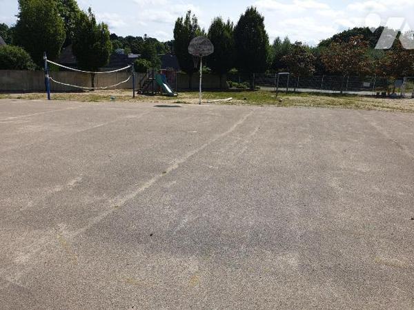 Un ensemble immobilier (ancienne école privée) composé comme suit :
-	Un premier bâtiment en p...