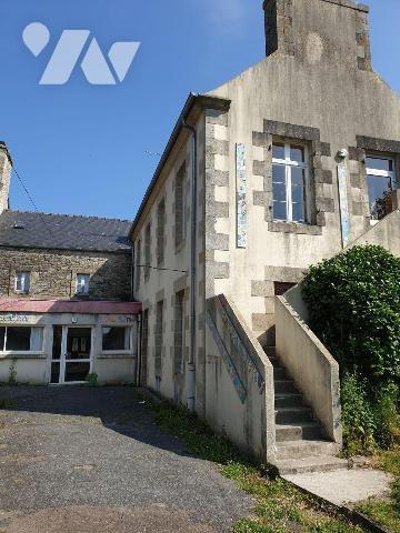 Un ensemble immobilier (ancienne école privée) composé comme suit :
-	Un premier bâtiment en p...