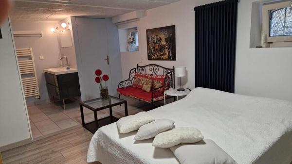 Maison de caractere en pierre. centre ville FONTAINEBLEAU 110 m² utile