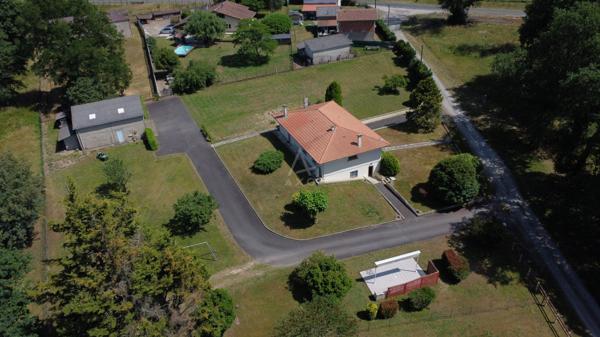 Maison familiale de 4 chambre avec entresol et 3 900 m² de verdure
