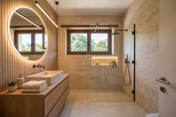 Maison familiale de 4 chambre avec entresol et 3 900 m² de verdure