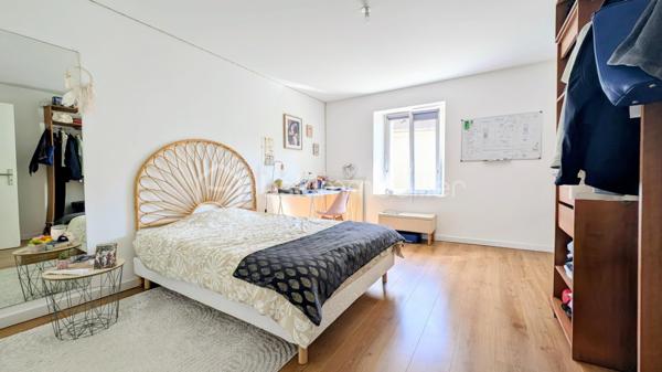EXCLUSIVITE

Découvrez cette magnifique maison de 1800, récemment rénovée (2023), située à Luc-sur-Mer. 

Alliant charme ancien et confort moderne, elle offre une vie paisible à quelques minutes de la mer. 

Parfaitement agencée sur trois niveaux, cette maison offre 155 m² d'espace ( 166 au sol ) avec six pièces accueillantes comprenant quatre chambres, une salle d'eau et une salle de bain.

Au rez-de-chaussée, profitez d'un séjour chaleureux avec cheminée et une cuisine moderne parfaitement équipée. 

L'agencement soigné et les matériaux de qualité  confèrent à l'ensemble un confort optimal,  (un bon diagnostic énergétique en  C )  agrémenté par un chauffage individuel au gaz. 

Le calme et l'absence de vis-à-vis complètent cette atmosphère sereine.

  Notez par ailleurs que cette demeure est très ensoleillée grâce à son orientation sud où les bains de soleils en terrasse seront de rigueur !
A moins que vous ne préfériez vous prélasser dans le jardin toujours exposé sud. 

Le gros plus, une maison en pierre d'environ 70m² à restaurer pour accueillir les amis où avoir un apport financier supplémentaire en louant. 
Déjà une pièce (avec salle d'eau et wc) fonctionnelle.

Dans un quartier paisible, vous pourrez vous stationner dans la cour ou dans le garage de 30m².

Côté commodités, cette maison à fort potentiel est située non loin des écoles, commerces et services essentiels. 

Sa taxe foncière annuelle s'élève à 1300€. 
 
Pour résumer :
Maison principale 155m²
4 chambres (en étage et dont une suite parentale spacieuse sous combles)
1 salle d'eau 
1 salle de bain
1 wc par niveau
45m² de pièce de vie
Cuisine A/E séparée 
1 garage 30m²
2 ateliers de 14² chacun
1 maison a restaurer d'environ 70m²
Jardin, terrasse.

En vente et prête à vous accueillir, c'est un véritable coup de cœur à visiter sans tarder! 
Contactez Nathalie Demarquay pour plus d'informations.