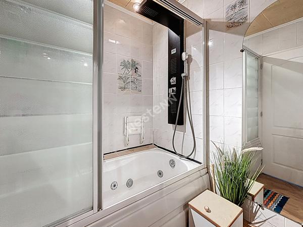 A vendre : Maison 5 pièces - trois chambres avec garage et charmant jardin à Rezé secteur Blordière