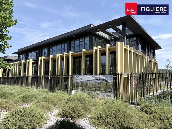 IMMEUBLE NEUF ET LUMINEUX AVEC BELLE VISIBILITE SUR UN EMPLACEMENT EXCEPTIONNEL