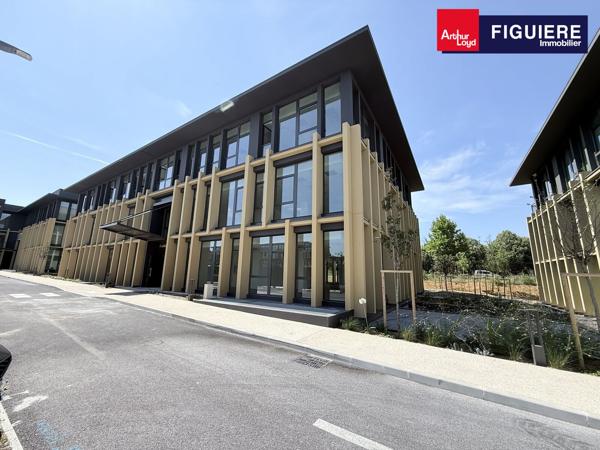 IMMEUBLE NEUF ET LUMINEUX AVEC BELLE VISIBILITE SUR UN EMPLACEMENT EXCEPTIONNEL
