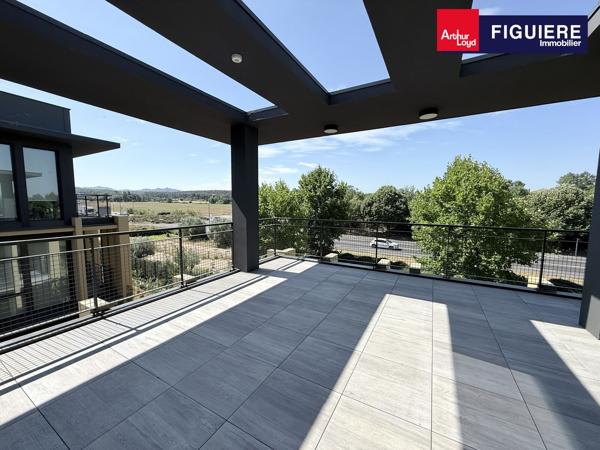 IMMEUBLE NEUF ET LUMINEUX AVEC BELLE VISIBILITE SUR UN EMPLACEMENT EXCEPTIONNEL