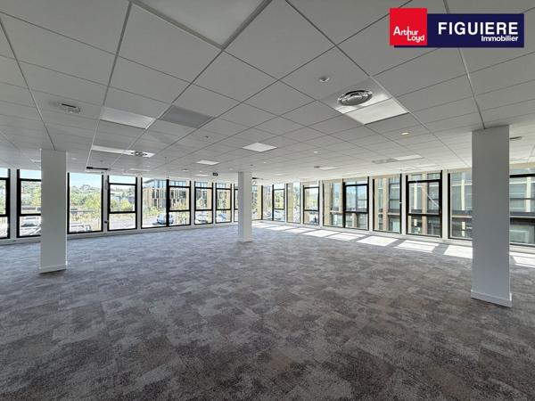 IMMEUBLE NEUF ET LUMINEUX AVEC BELLE VISIBILITE SUR UN EMPLACEMENT EXCEPTIONNEL