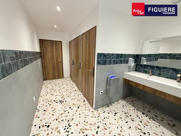 IMMEUBLE NEUF ET LUMINEUX AVEC BELLE VISIBILITE SUR UN EMPLACEMENT EXCEPTIONNEL