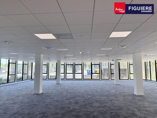 IMMEUBLE NEUF ET LUMINEUX AVEC BELLE VISIBILITE SUR UN EMPLACEMENT EXCEPTIONNEL