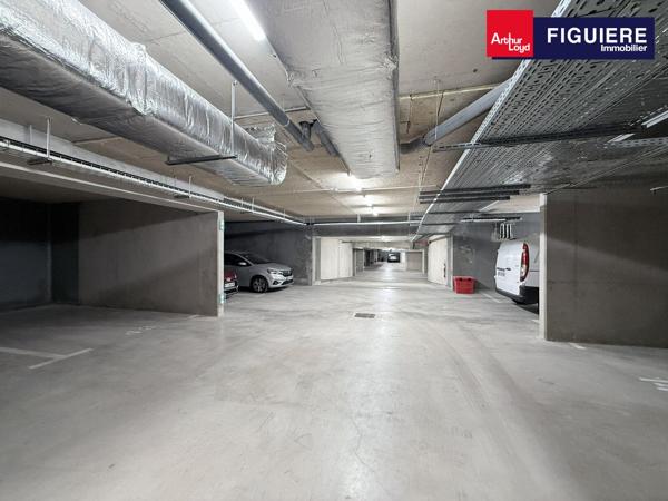 IMMEUBLE NEUF ET LUMINEUX AVEC BELLE VISIBILITE SUR UN EMPLACEMENT EXCEPTIONNEL
