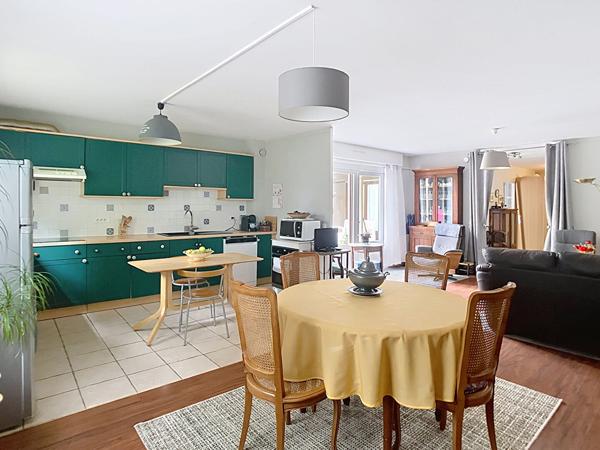 A vendre Angers Sud à 3 minutes à pieds du terminus de l'arrêt de tramway, appartement type 4, normes PMR, rez-de-chaussée avec jardin privatif et entrée indépendante, 2 chambres, 1 bureau, grand séjour lumineux, cuisine ouverte,terrasse, jardin clos et g