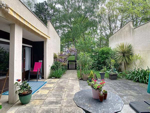 A vendre Angers Sud à 3 minutes à pieds du terminus de l'arrêt de tramway, appartement type 4, normes PMR, rez-de-chaussée avec jardin privatif et entrée indépendante, 2 chambres, 1 bureau, grand séjour lumineux, cuisine ouverte,terrasse, jardin clos et g