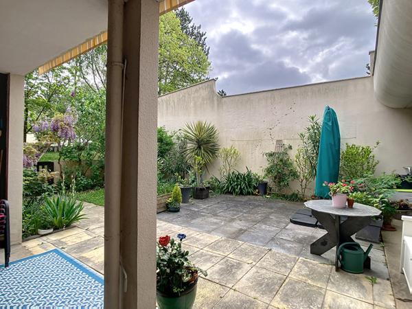 A vendre Angers Sud à 3 minutes à pieds du terminus de l'arrêt de tramway, appartement type 4, normes PMR, rez-de-chaussée avec jardin privatif et entrée indépendante, 2 chambres, 1 bureau, grand séjour lumineux, cuisine ouverte,terrasse, jardin clos et g