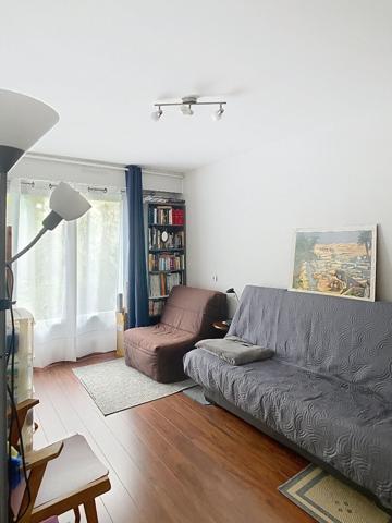 A vendre Angers Sud à 3 minutes à pieds du terminus de l'arrêt de tramway, appartement type 4, normes PMR, rez-de-chaussée avec jardin privatif et entrée indépendante, 2 chambres, 1 bureau, grand séjour lumineux, cuisine ouverte,terrasse, jardin clos et g