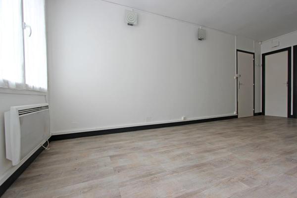 PROCHE DU CENTRE QUIMPÉROIS, UN APPARTEMENT DUPLEX TYPE 2 AVEC TERRASSE. -