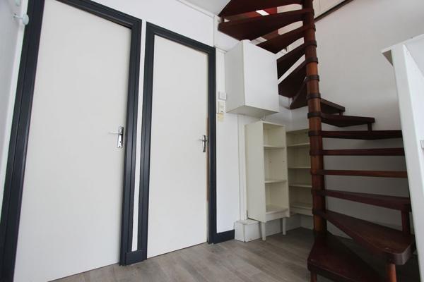 PROCHE DU CENTRE QUIMPÉROIS, UN APPARTEMENT DUPLEX TYPE 2 AVEC TERRASSE. -