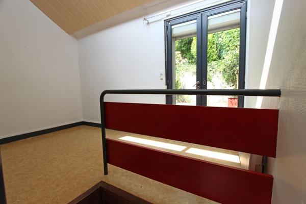 PROCHE DU CENTRE QUIMPÉROIS, UN APPARTEMENT DUPLEX TYPE 2 AVEC TERRASSE. -