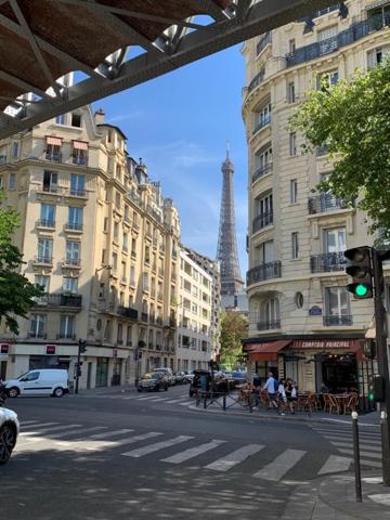 Bureaux à louer Paris rooftop 360 vue Tour Eiffel métro et RER