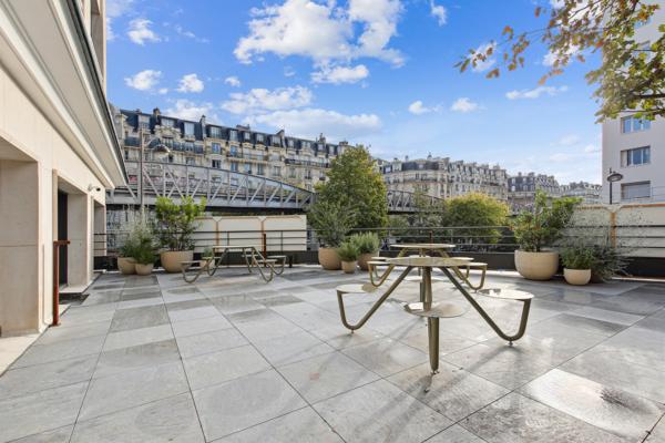 Bureaux à louer Paris rooftop 360 vue Tour Eiffel métro et RER
