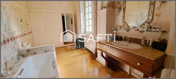 CHÂTEAU DU XIV, XV, XIX SIÈCLE AVEC 17 HECTARES