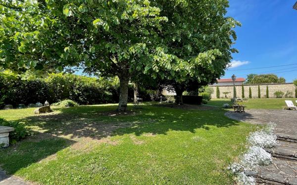 Maison à vendre    7 pièces • 342 m2 Niort